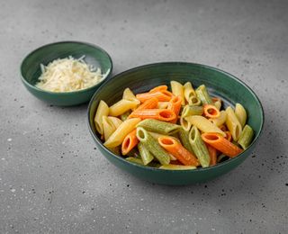 Pasta colorată penne cu unt