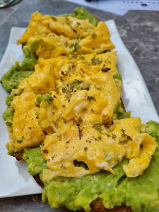 Tosta de abacate e ovo