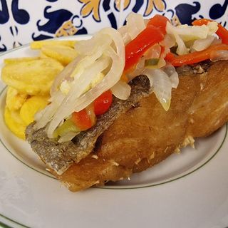 Bacalhau Islândia frito com cebolada e fritas