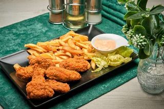 5 aripioare crispy cu cartofi proaspeti  prajiti si sos de maioneza picanta