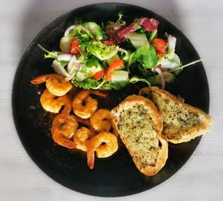 Krewetki w emulsji winno-maślanej