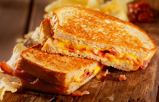 Sándwich de bacon y queso