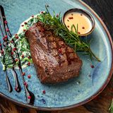 Steak Chateaubriand cu spanac și sos demi-glace