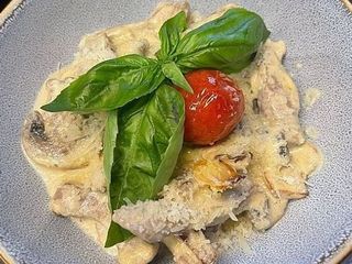 ТЕЛЯТИНА З ПЕЧЕРИЦЯМИ У ВЕРШКОВОМУ СОУСІ