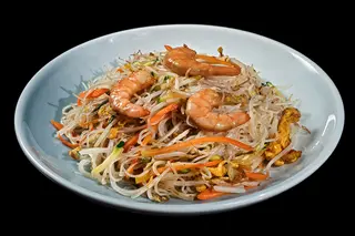 31 Spaghetti di riso con verdure e gamberi