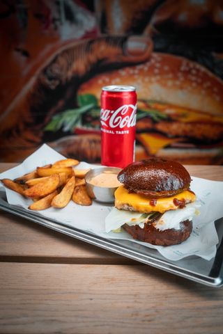 Fresh chicken burger меню (Картопляні дольки у фритюрі+напій)