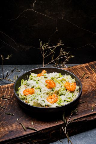 Salată „Caesar" cu creveți rumeniți