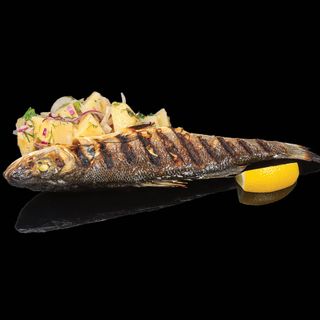 Лаврак на скара с топла картофена салата и сос﻿