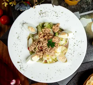 Ensalada de patatas, atún y huevos