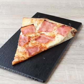 Porción de pizza de york y queso