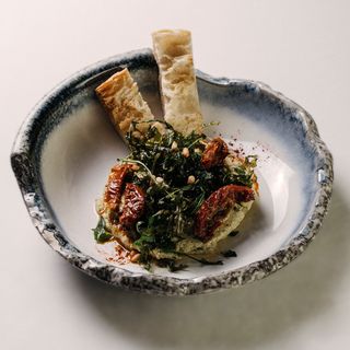 Hummus a la albahaca