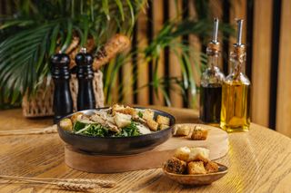 ცეზარი შემწვარი ქათმის ხორცით