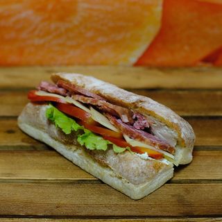 Чабата с пикантен салам