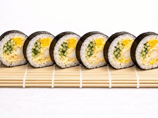 Futomaki z tilapią w tempurze 6 szt.