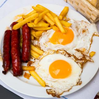 Huevos Fritos Con Patatas Y Chistorra
