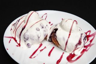 Papanasi cu fructe de padure 