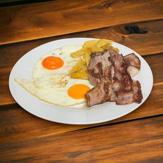 Desayuno de 2 huevos fritos con bacon y patatas fritas