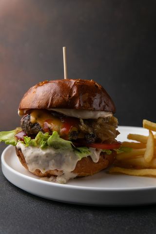 Бургер з яловичини з сирним соусом