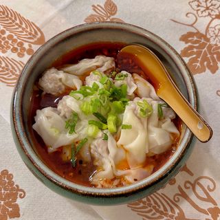 Wonton della casa in salsa rossa