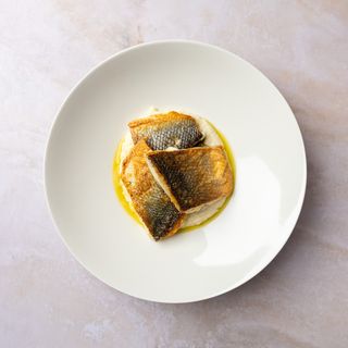 Grillovani brancin sa pireom od celera, francuskim graškom i pistaćima