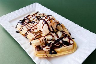Waffle  sa Nutellom, slatkim bananama i sladoledom