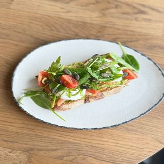 Яйце пашот з лососем та гуакамоле