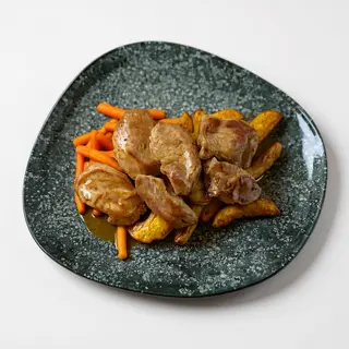 Свинско бон филе с печени картофки, глазирани бейби моркови и сос