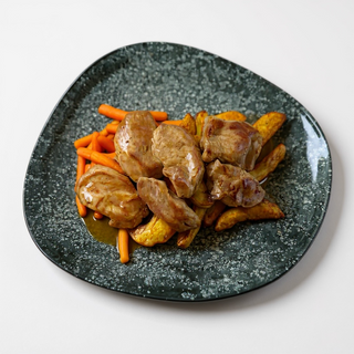 Свинско бон филе с печени картофки, глазирани бейби моркови и сос