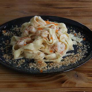 Tagliatelle Con Crema De Salmón Y Langostinos