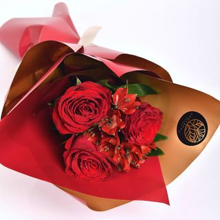 Romantičan buket crvenih ruža