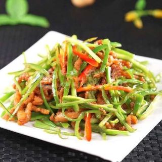 L10 Poivrons verts avec Pollet effiloche青椒炒肉丝