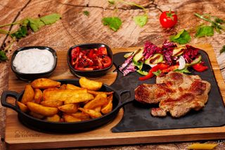 Ceafă de porc la grătar cu cartofi wedges 