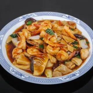 Gambas com bambu e cogumelos chinês