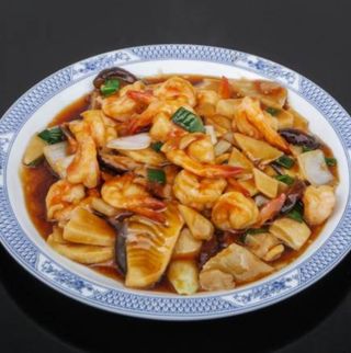 Gambas com bambú e cogumelos chineses