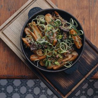 Сковорідка з телятиною і лисичками