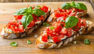 Bruschete cu rosii si busuioc