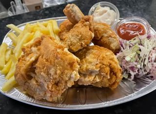 Meniu pui in crusta ,sos maioneza,ketchup și pepsi doza 