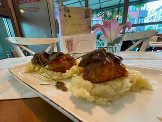 Стекчета от свинско бон филе с доматен сос и пармезаново-билков ориз (300г)