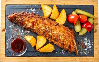 Coaste de porc cu cartofi aurii, sos bbq și salată