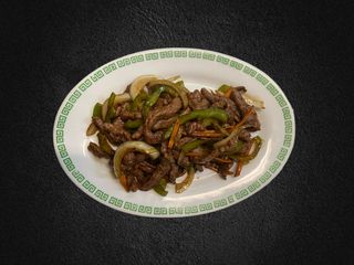 Junetina s lukom i paprikom u umaku od crnog papra 