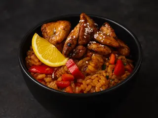 Smażony ryż z kurczakiem i warzywami (380g)