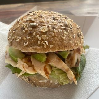 Бургер с пилешко филе (220-250г)