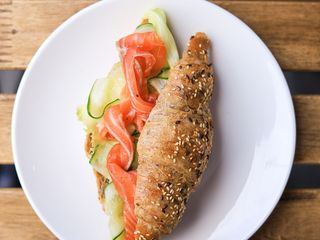 Круасан з лососем слабосоленим (140g)