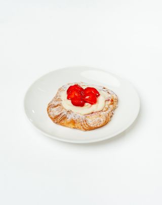 Дениш с клубникой