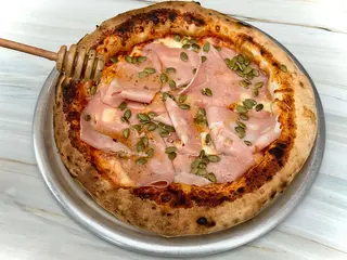 Піца з мортаделою і буратою (700g)