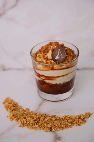 Semifreddo allo zabaione con caramello e amaretti
