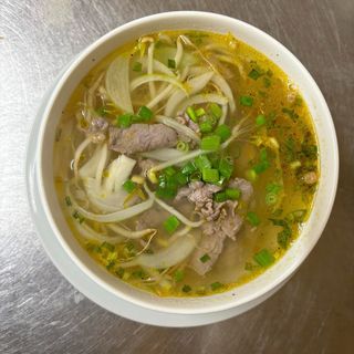 Zupa pho z wołowina z makaronem ryżowym