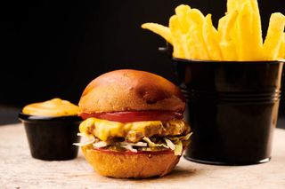 Olive ( mini burger ) Însoțit de cartofi și de sosul casei