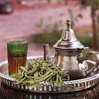 Thé au verveine ( شاي باللويزة )