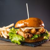 Мини Хрупкаво пиле бургер  (250 гр) 